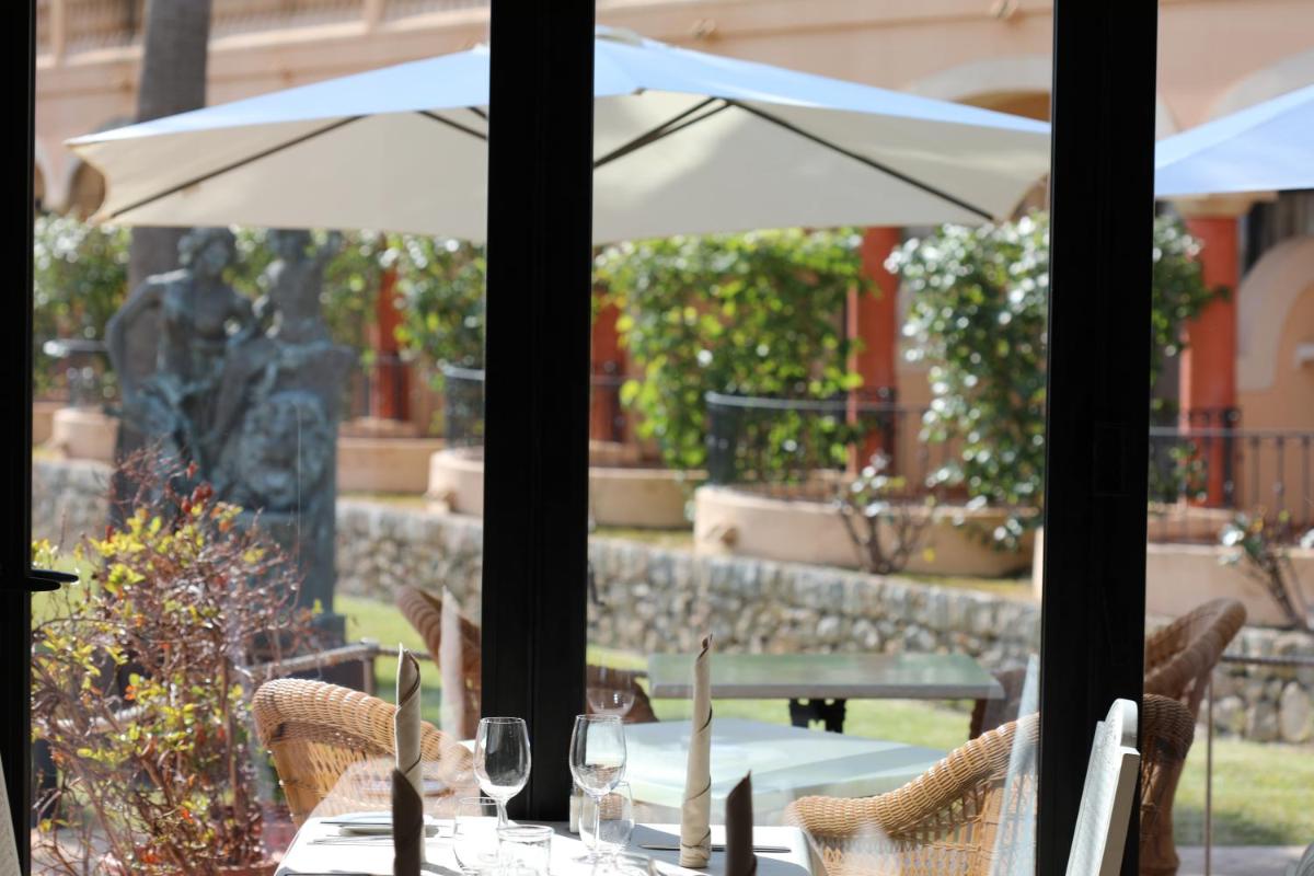 Jardín al aire libre en Mon Port Hotel & Spa