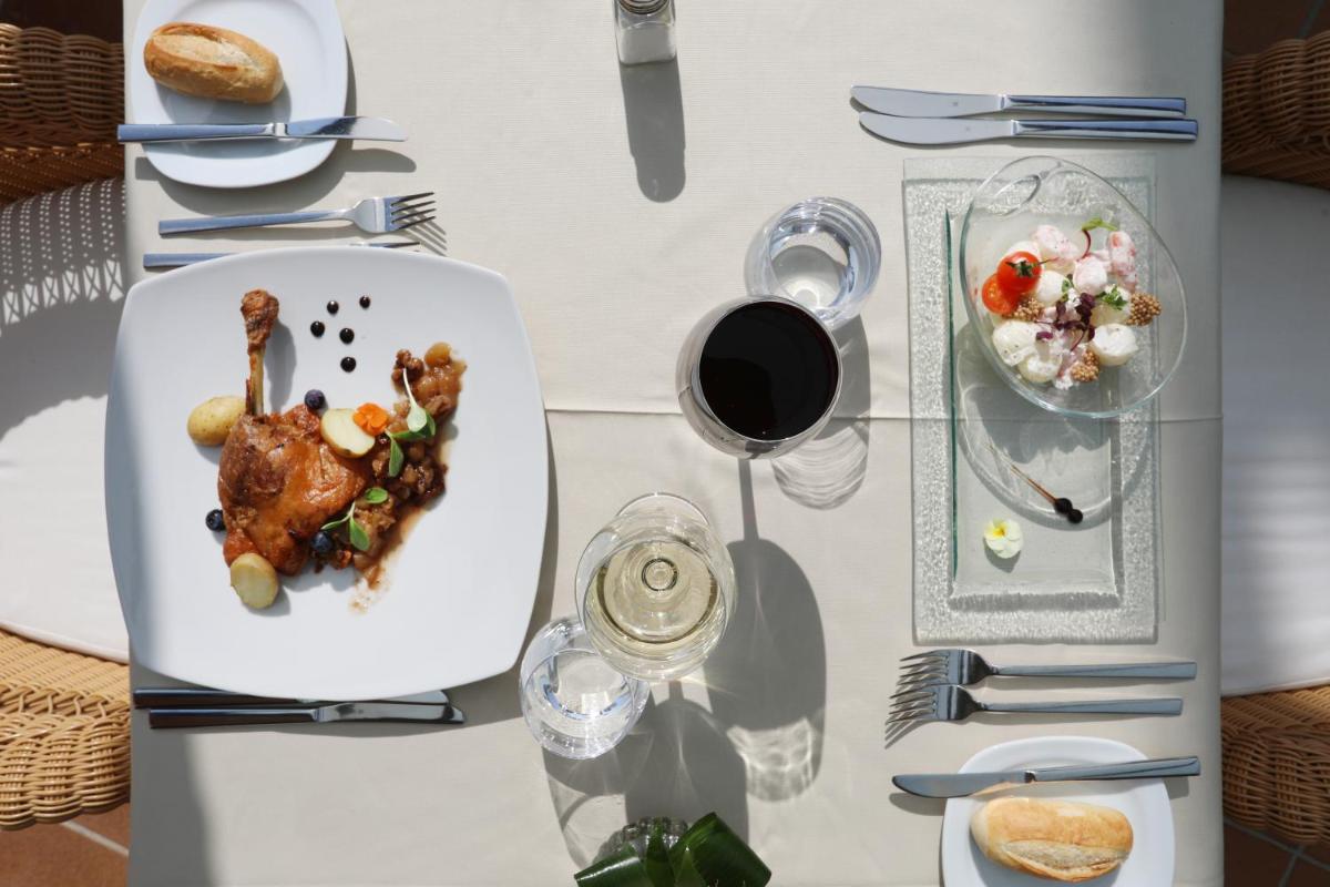Comida en o cerca de este hotel