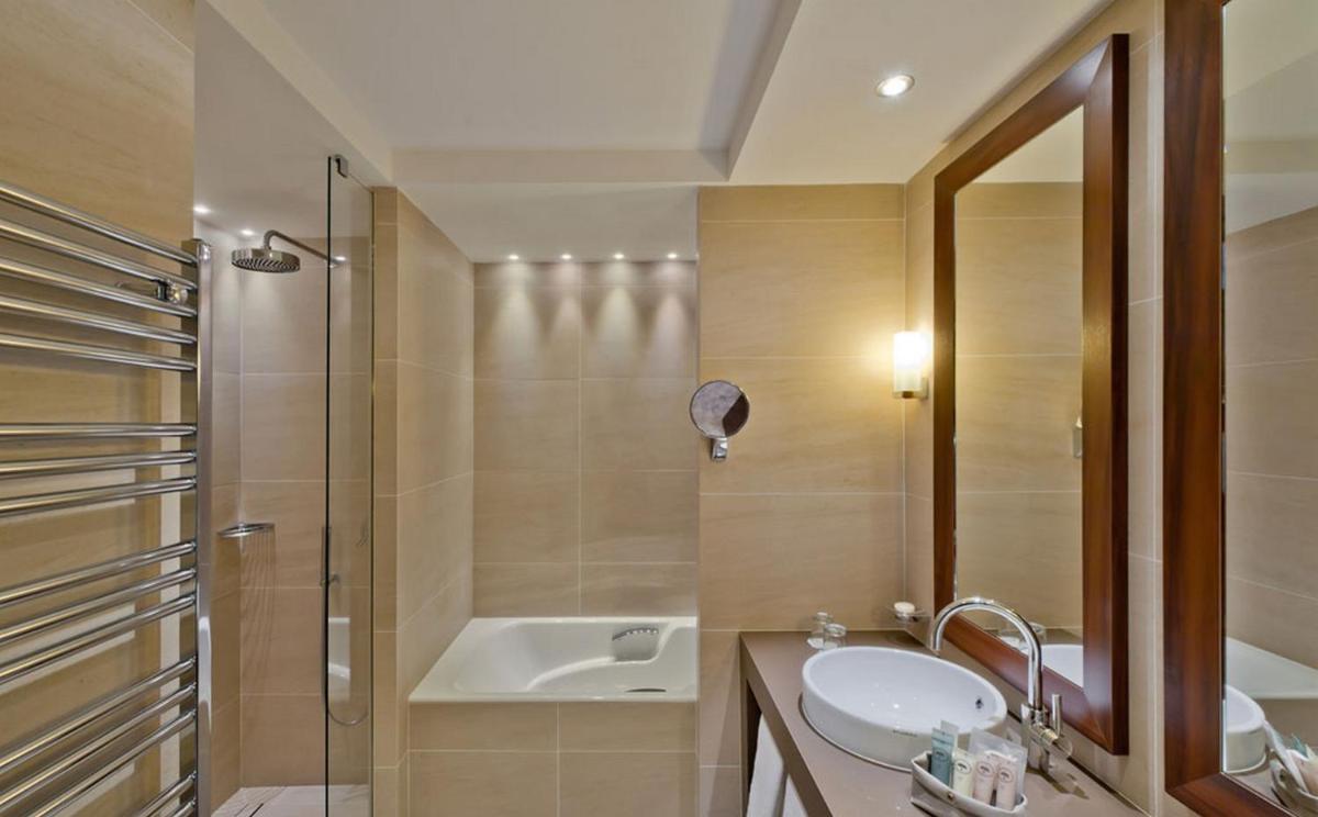 Salle de bains dans l'établissement Hôtel Le Nouveau Monde