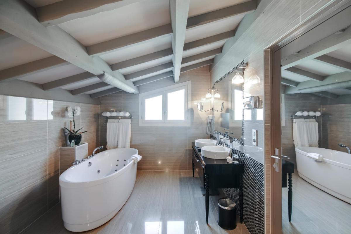 Salle de bains dans l'établissement Le Vallon de Valrugues Hotel Spa & Villas
