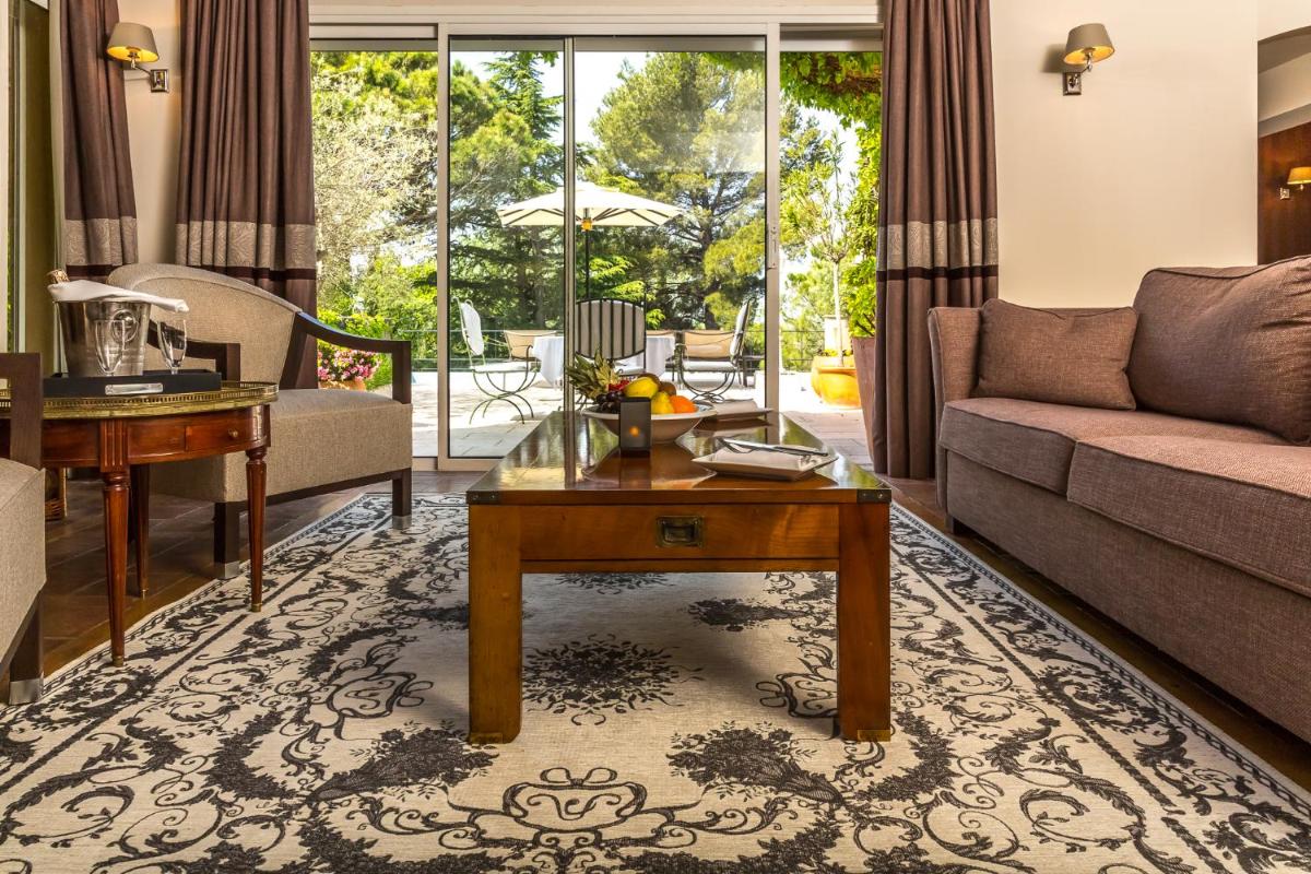 Coin salon dans l'établissement Le Vallon de Valrugues Hotel Spa & Villas