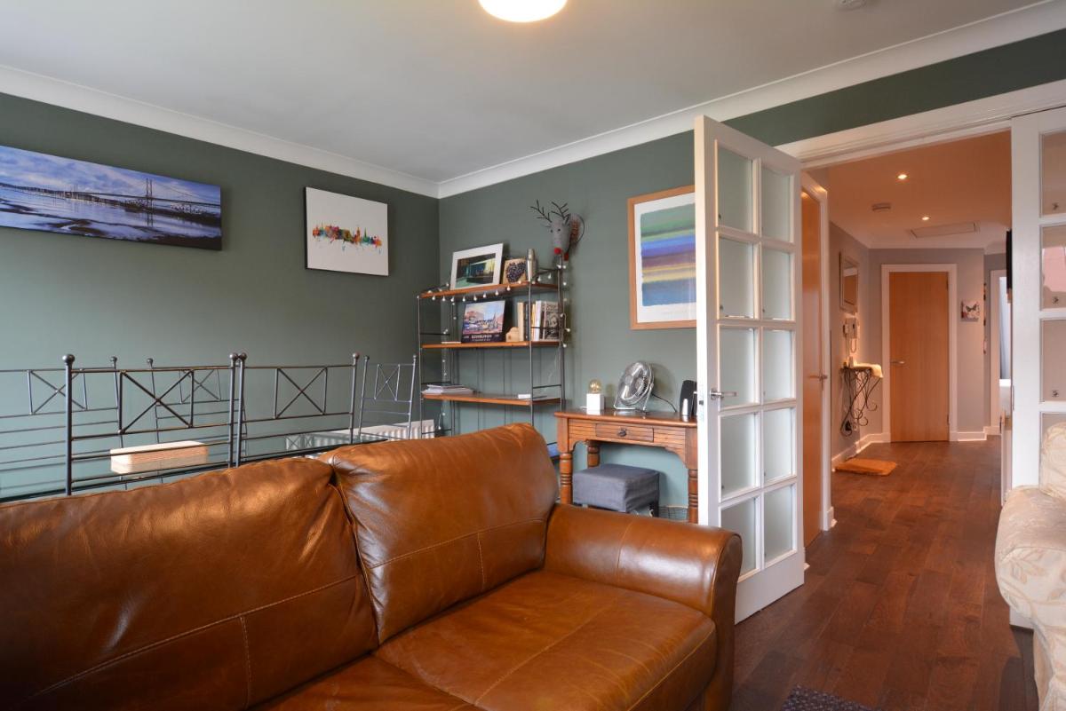 Holyrood Park - Carparking included! - Housity
