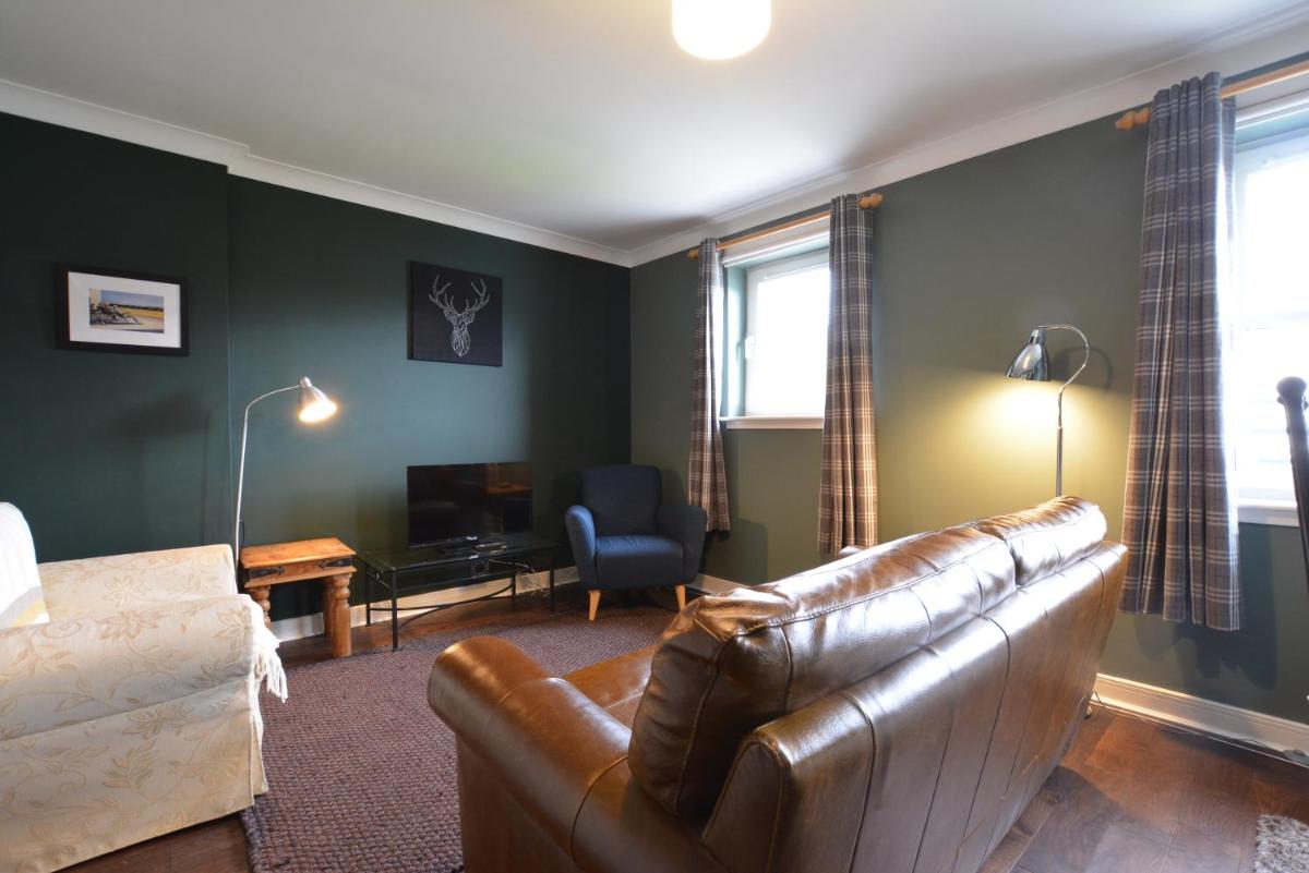 Holyrood Park - Carparking included! - Housity