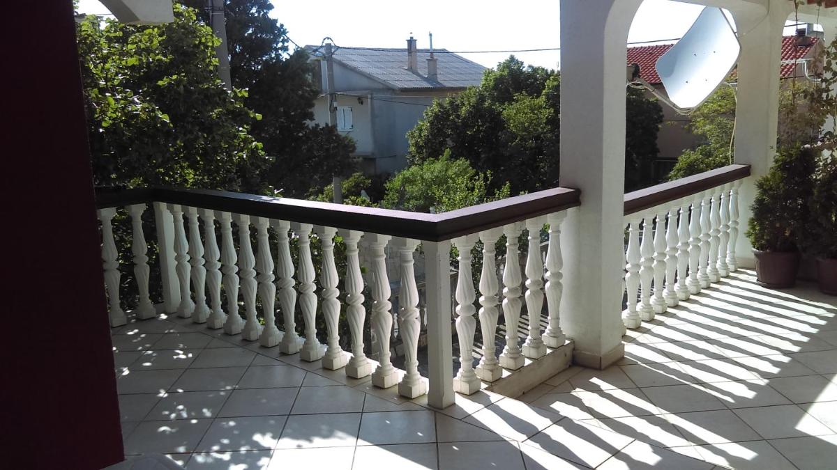 Ruža i Natalija - Housity