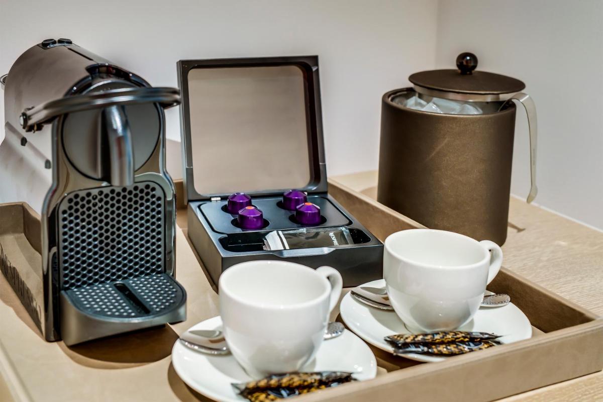 Utensilios para hacer té y café en Carrossa Hotel & Spa