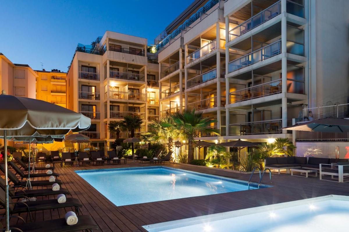 une piscine extérieure devant un bâtiment dans l'établissement Nehô Suites Cannes Croisette, à Cannes
