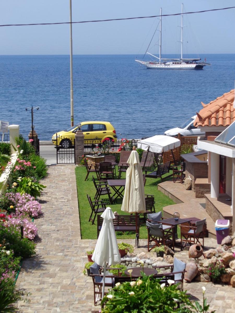 Niki Studios Sea - Front - Housity
