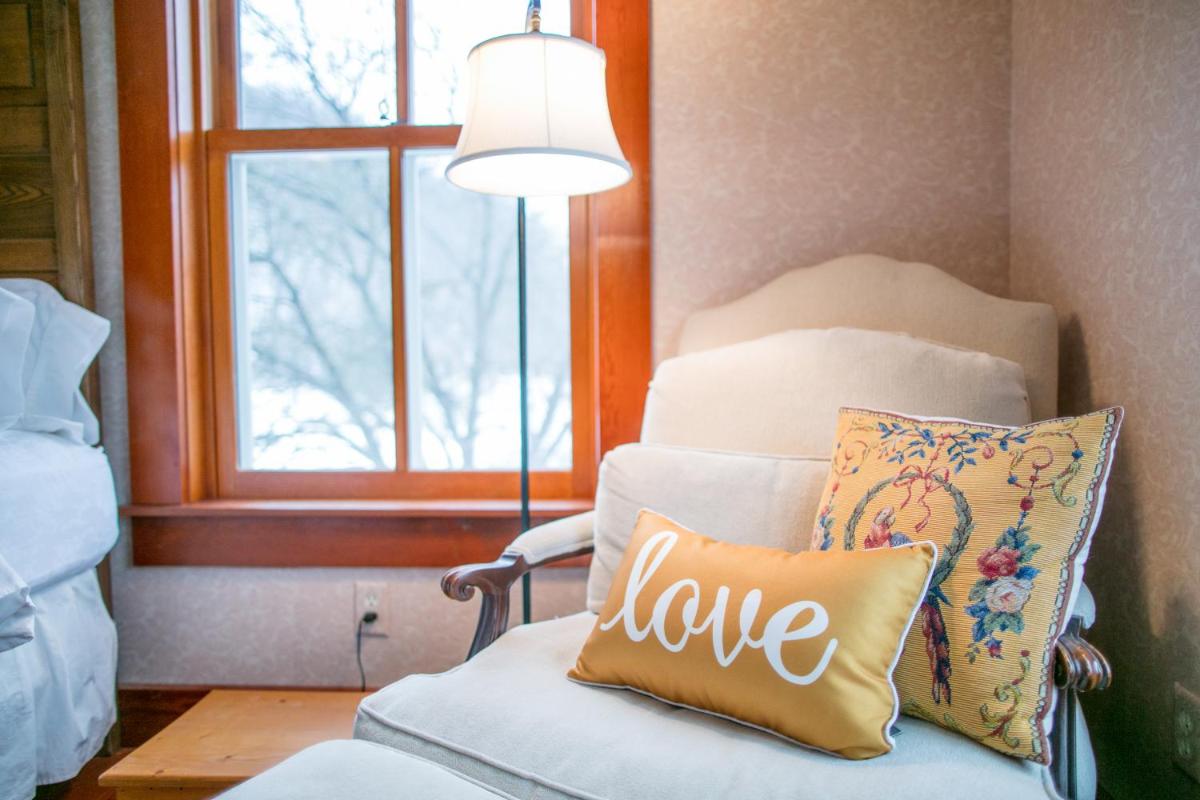 Round Barn Farm B & B Event Center - Housity
