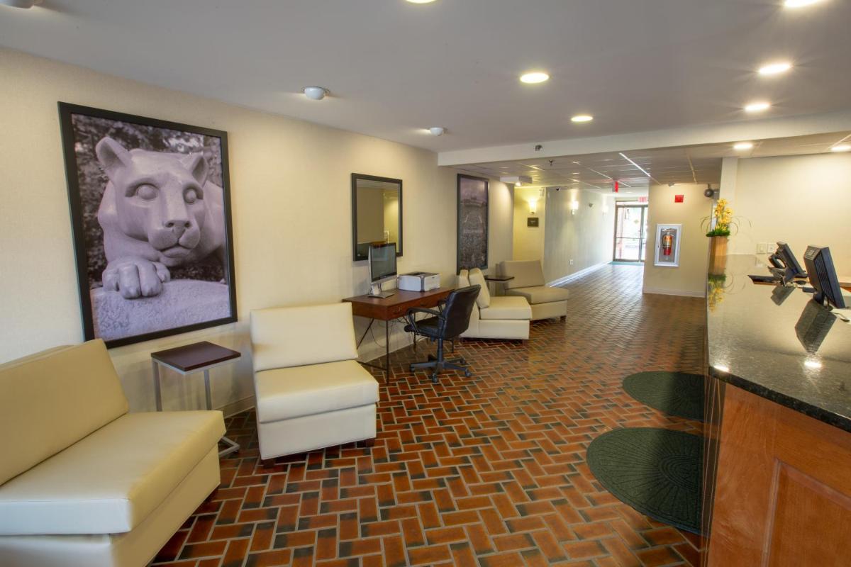 Super 8 by Wyndham State College - Housity