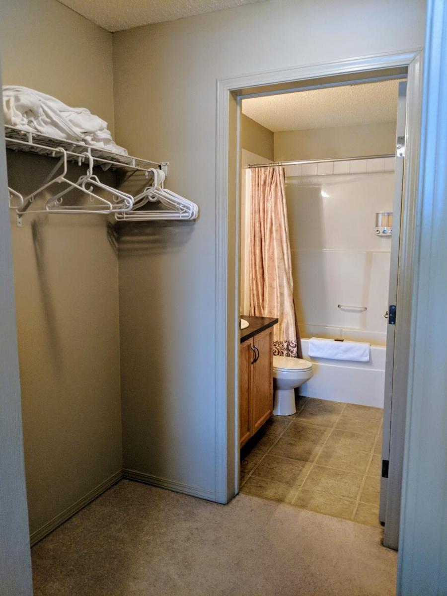 Bright 2BR U/G parking LRT&Transit 1Min Walk - Housity