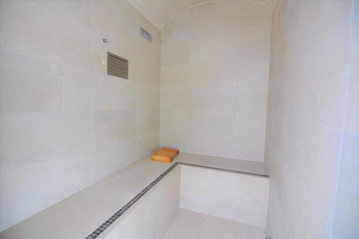 Un baño de Hotel Montecarlo Spa & Wellness