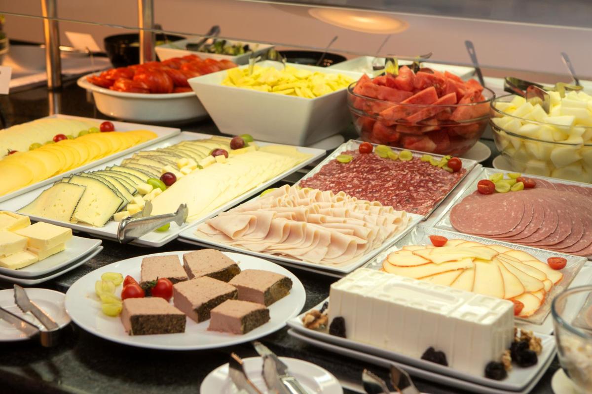 Comida en o cerca de este hotel