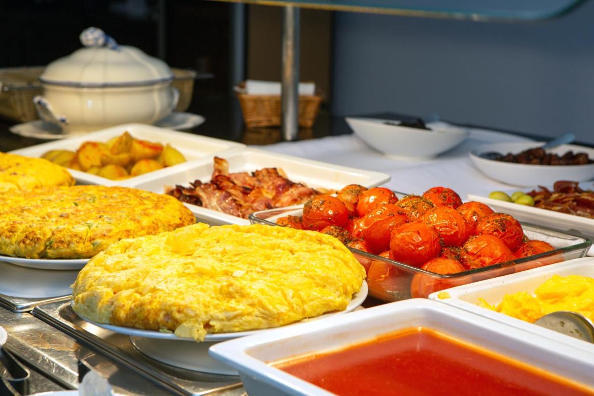 Comida en o cerca de este hotel