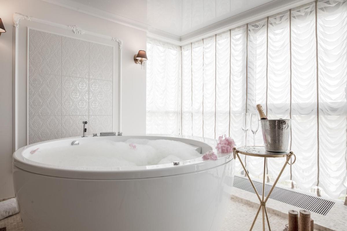 President Jacuzzi Apartment - Housity