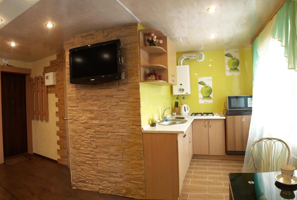 Квартира на проспекте Александра Поля с ромашками (Apartment on the Oleksandra Polia avenue with chamomiles) - Housity