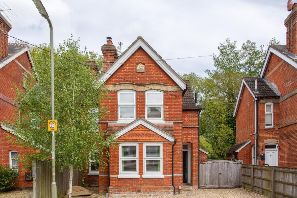 Executive Victorian House - Housity
