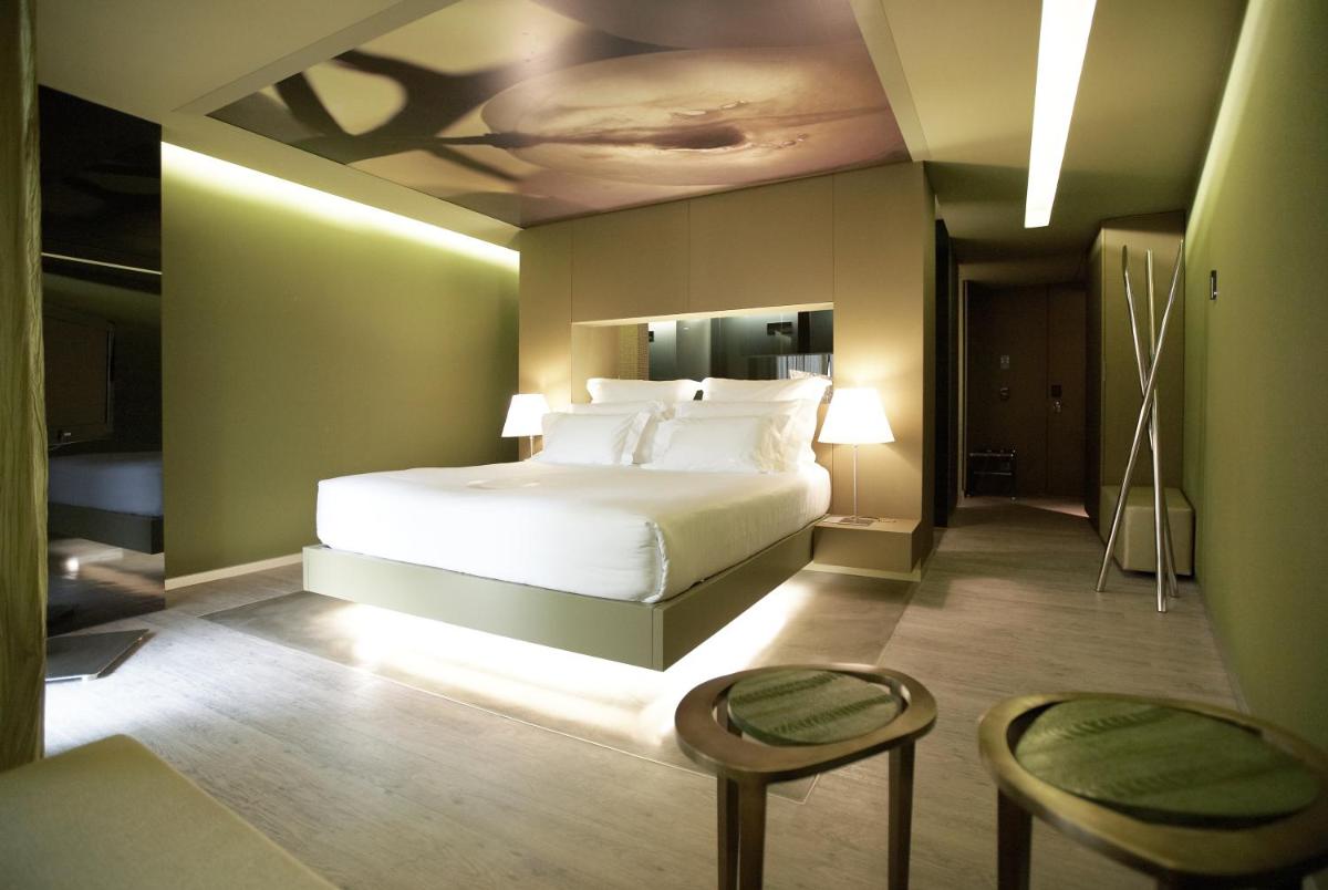 Uma cama ou camas num quarto em The Vine Hotel