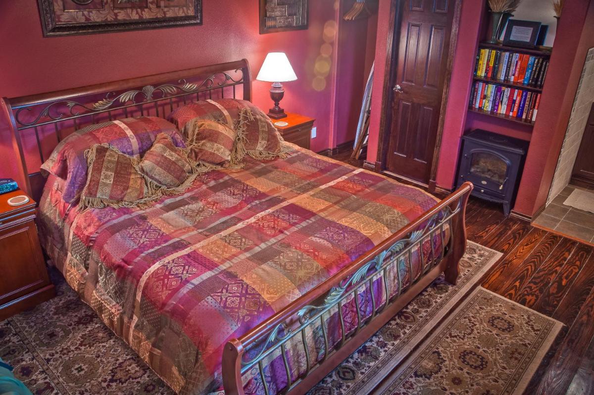 Holiday Lodge on Canyon Lake - Housity
