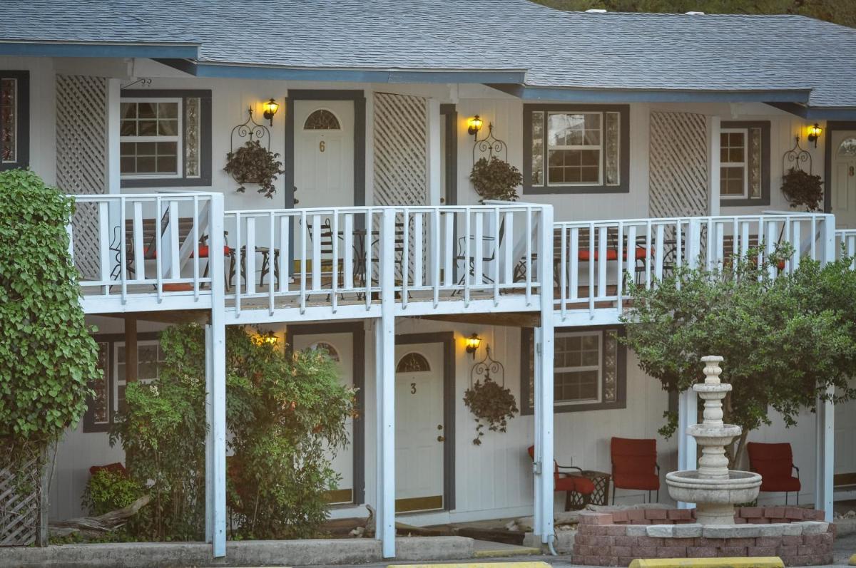 Holiday Lodge on Canyon Lake - Housity