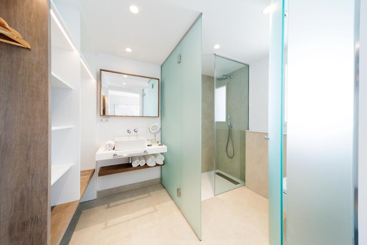 un baño con lavabo y ducha en Inturotel Esmeralda Park, en Cala d´Or