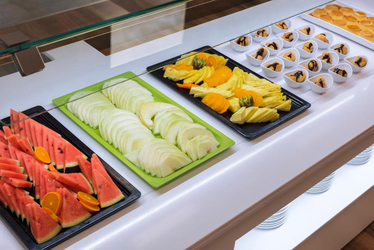 Comida en o cerca de este hotel