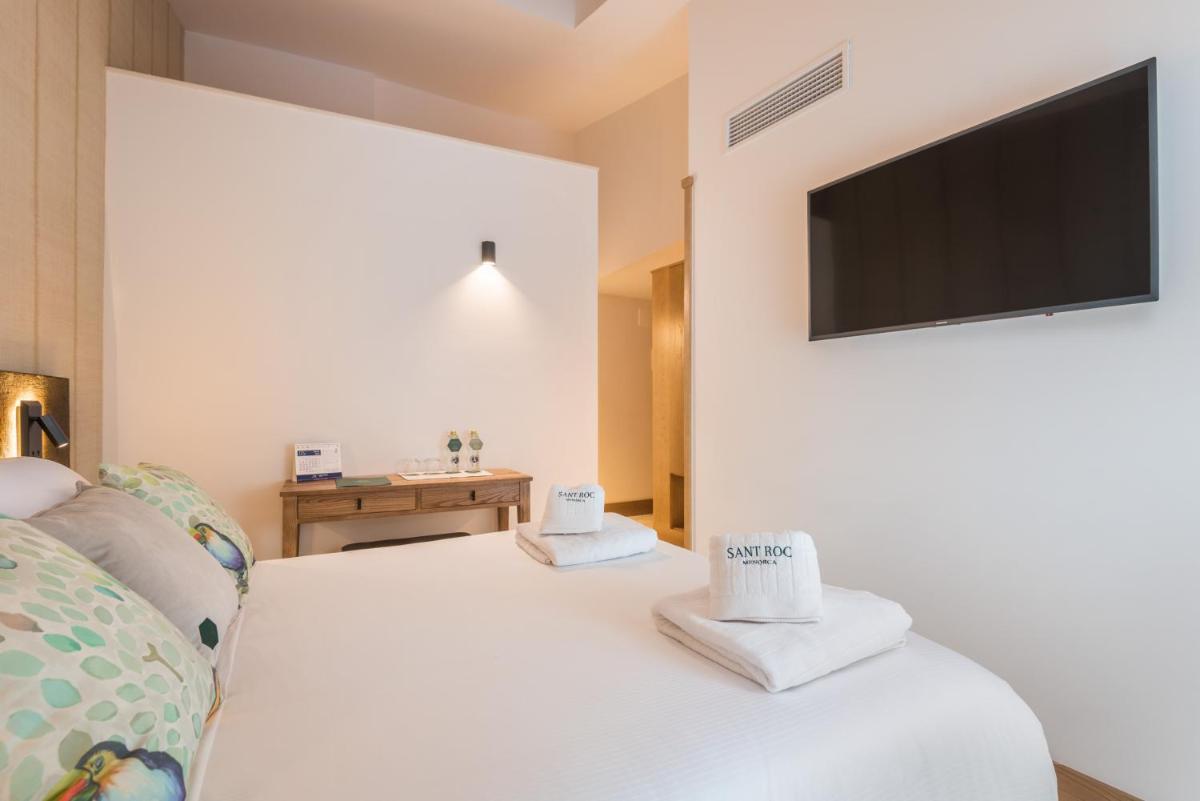 Una televisión o centro de entretenimiento en Boutique Hotel Sant Roc & Spa