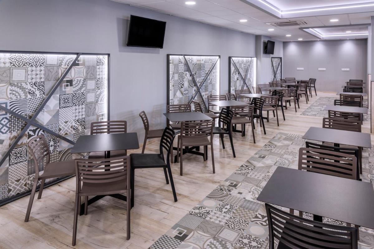 Un restaurante o sitio para comer en Hotel Oasis Park Splash