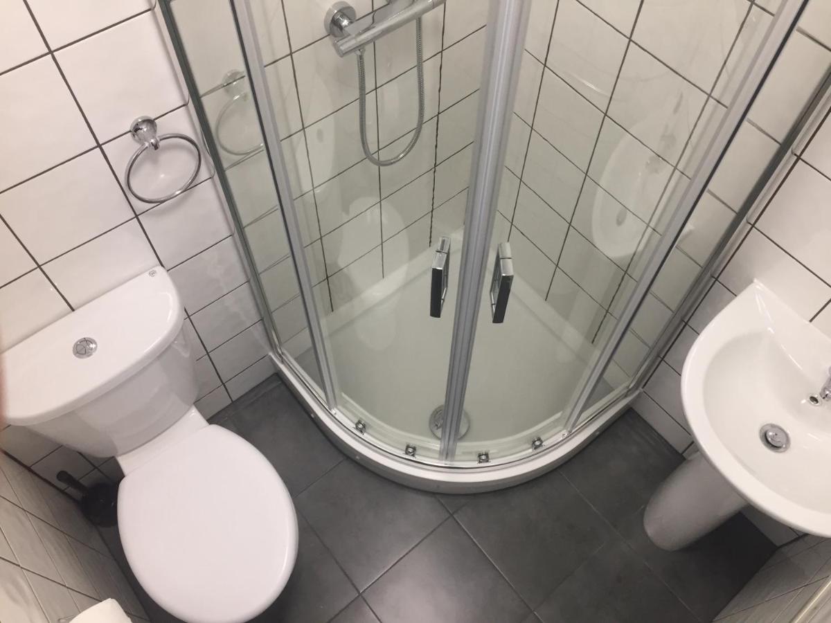 Southend Central Hotel - Close to Beach, City Centre, Train Station & Southend Airport - Housity