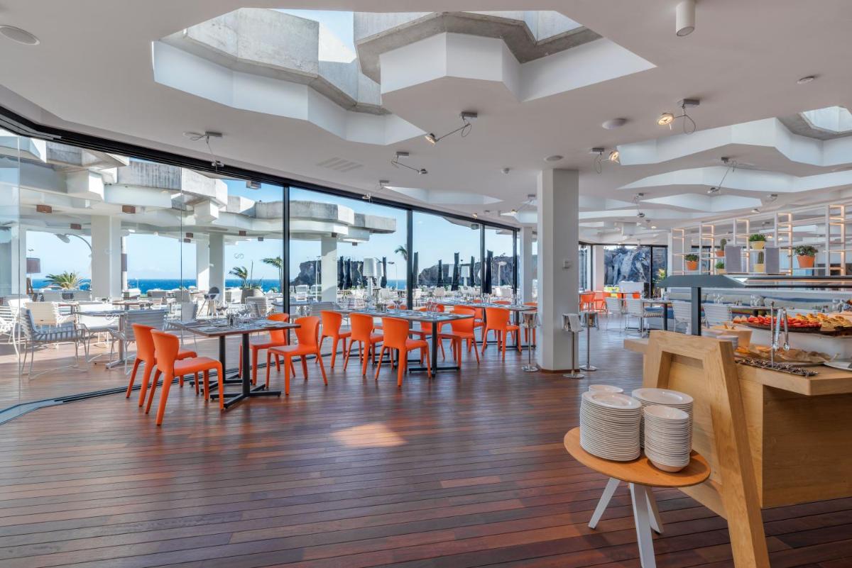 Un restaurante o sitio para comer en Royal Hideaway Corales Suites