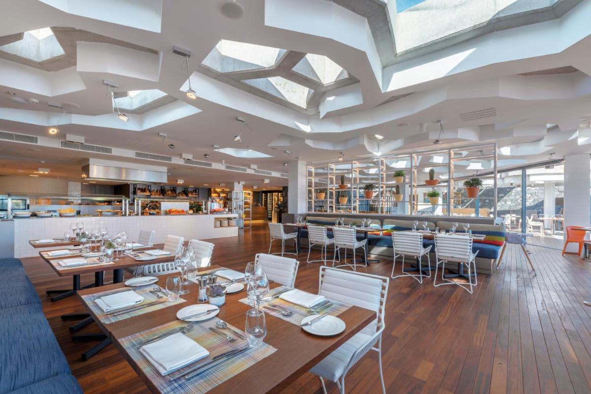 Un restaurante o sitio para comer en Royal Hideaway Corales Suites