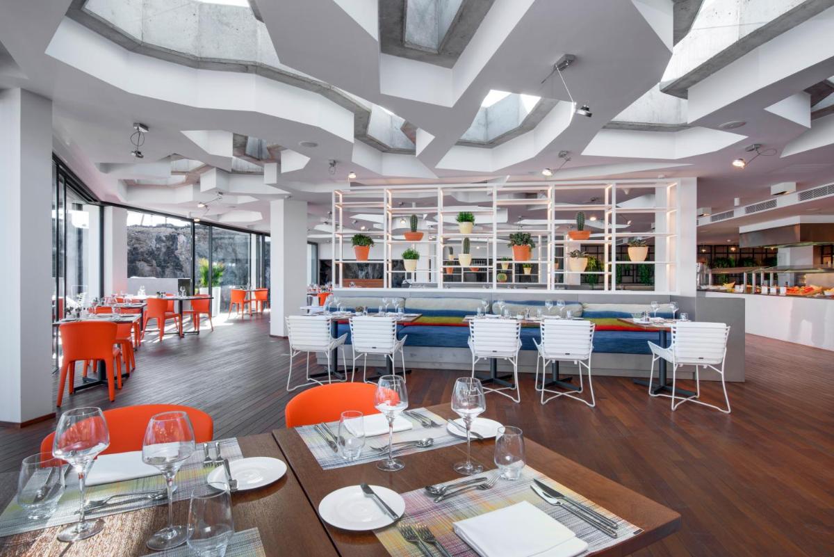 Un restaurante o sitio para comer en Royal Hideaway Corales Suites