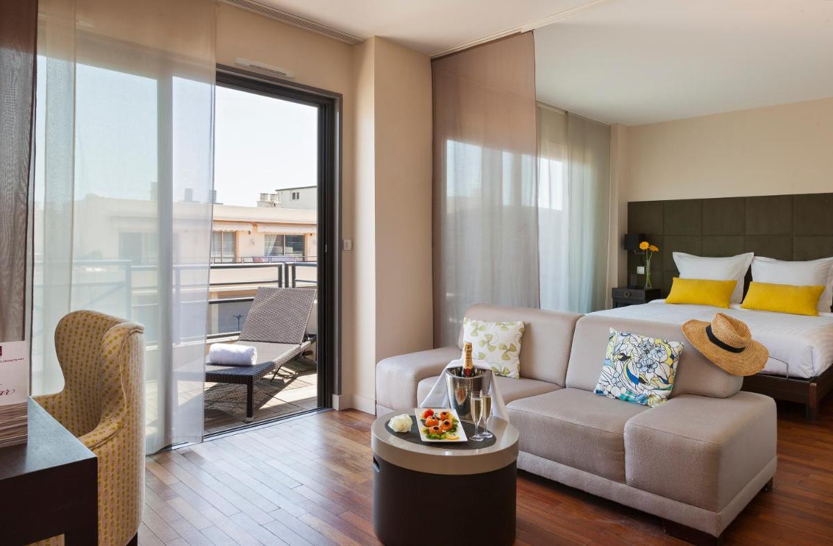 Coin salon dans l'établissement Nehô Suites Cannes Croisette