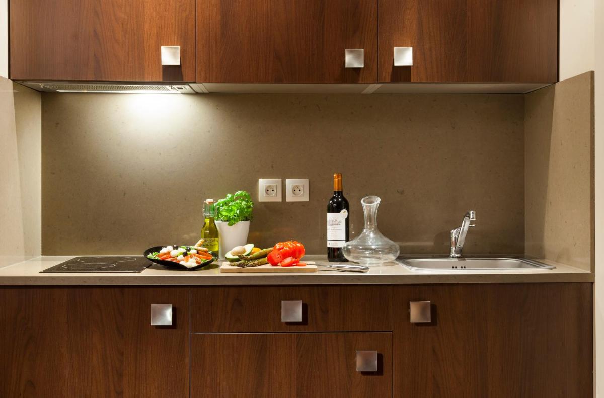 Cuisine ou kitchenette dans l'établissement Nehô Suites Cannes Croisette
