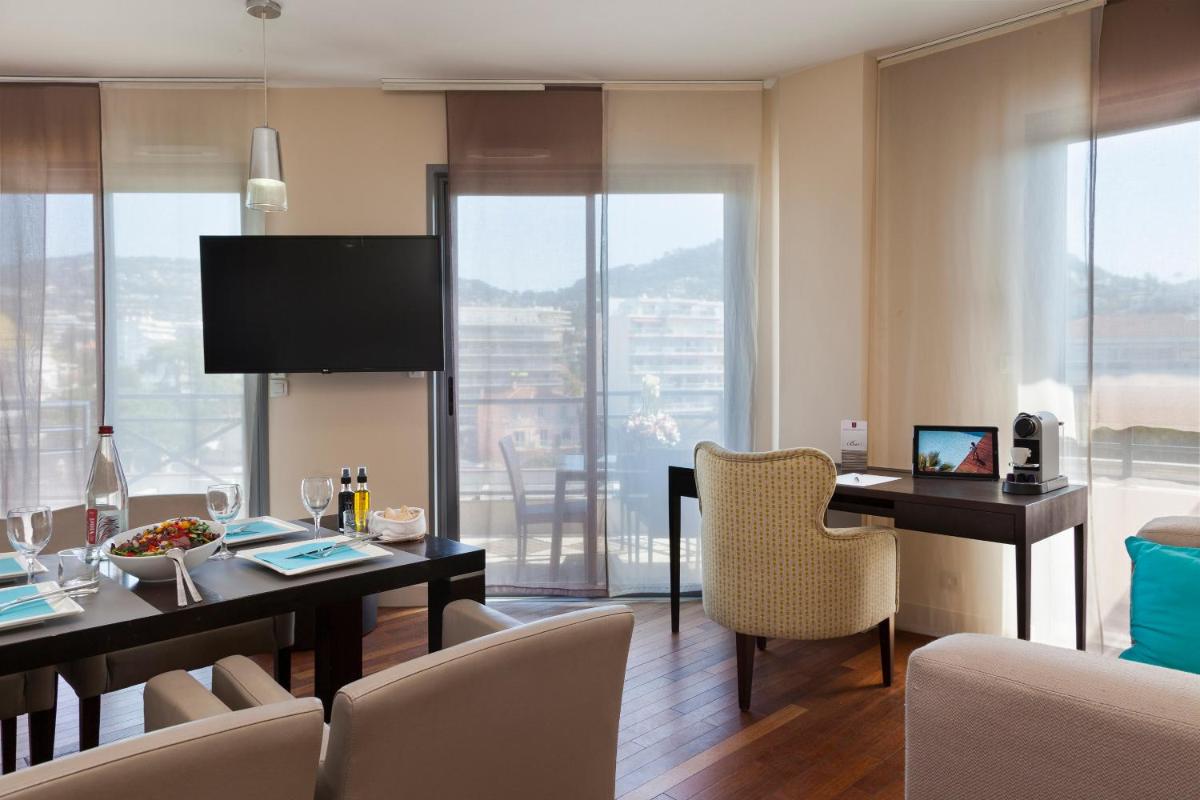 Télévision ou salle de divertissement dans l'établissement Nehô Suites Cannes Croisette