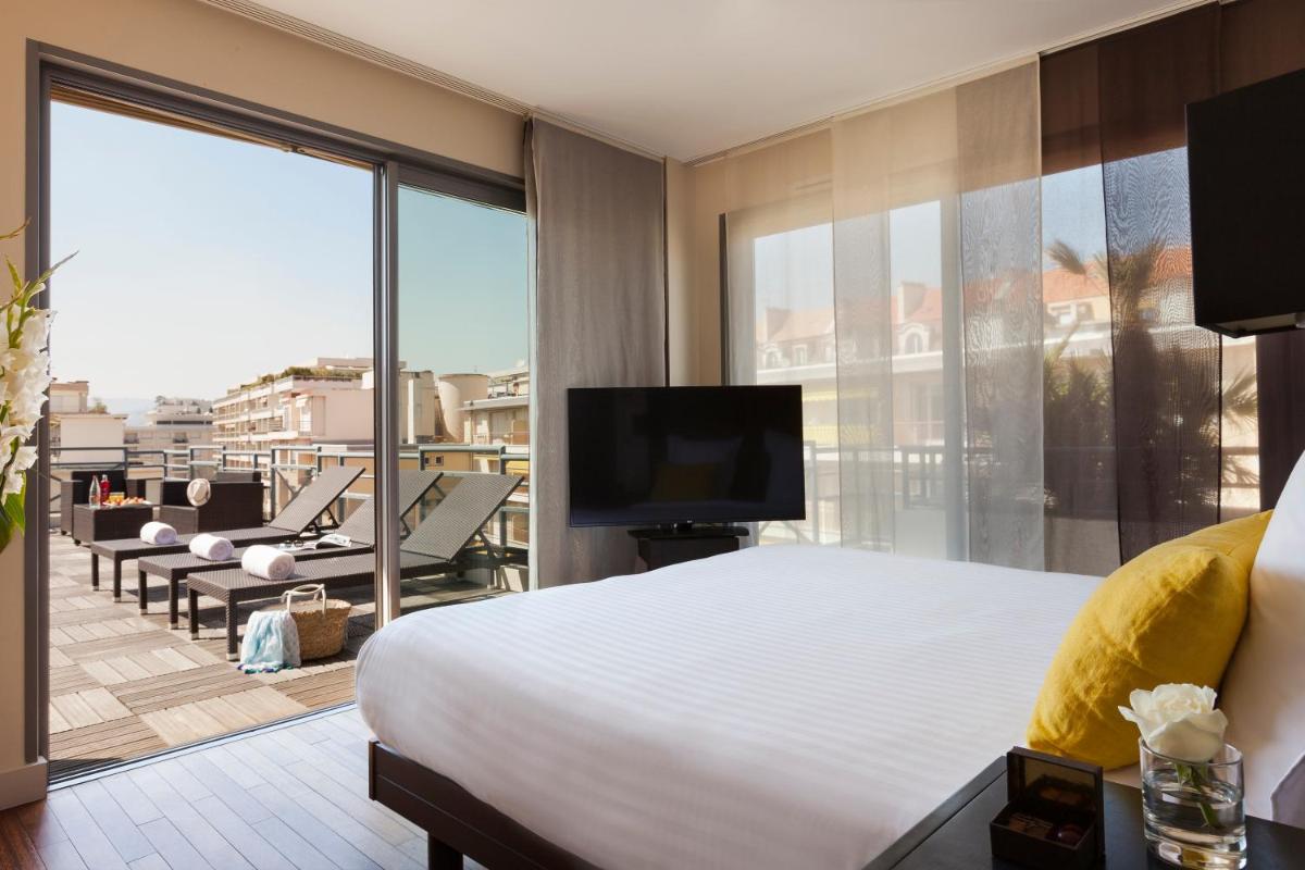 Télévision ou salle de divertissement dans l'établissement Nehô Suites Cannes Croisette
