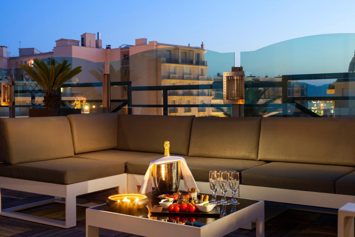 Coin salon dans l'établissement Nehô Suites Cannes Croisette