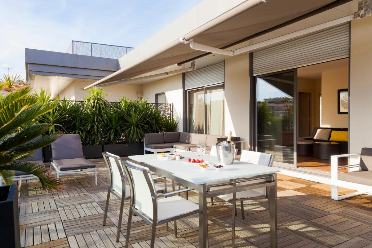 Coin salon dans l'établissement Nehô Suites Cannes Croisette
