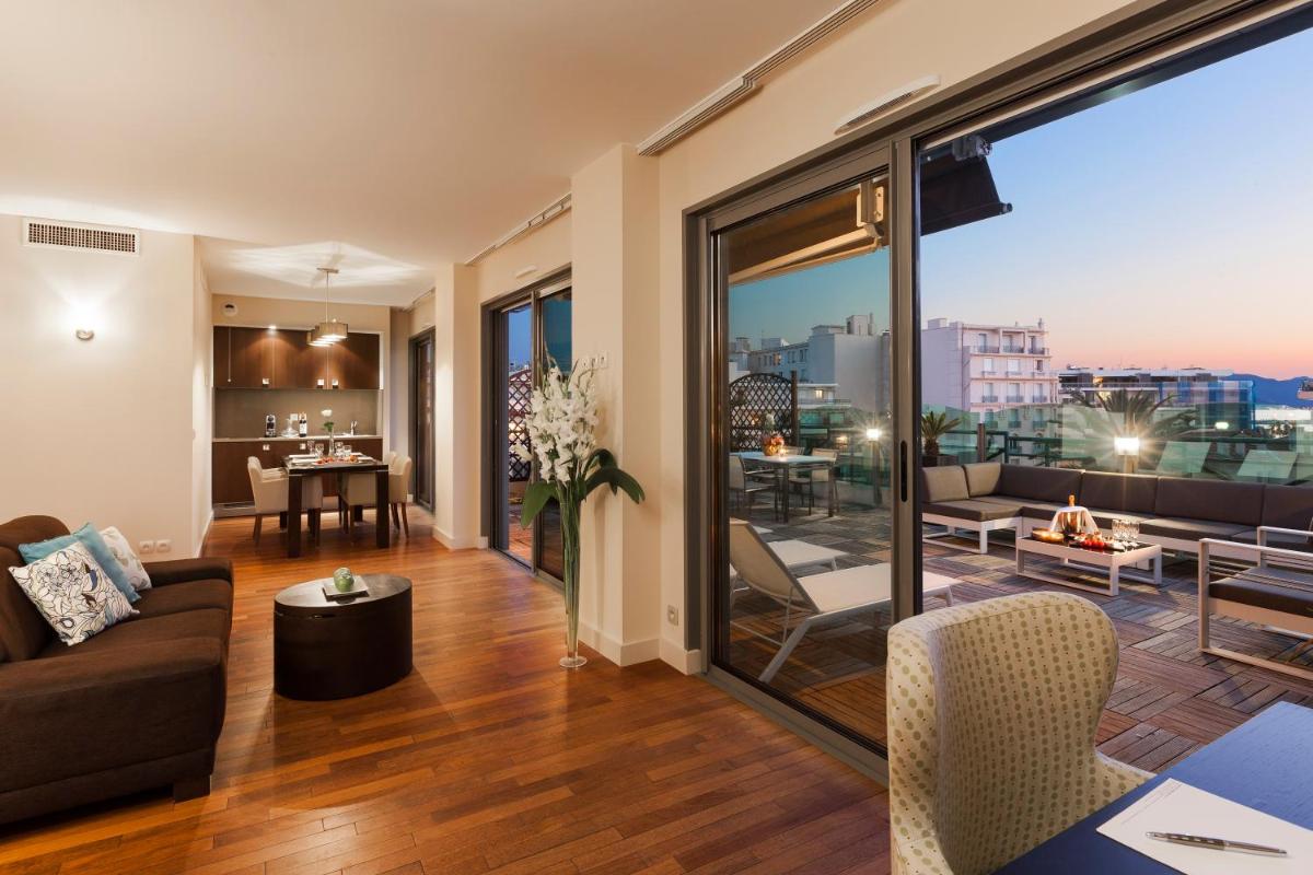 un salon avec vue sur la ville dans l'établissement Nehô Suites Cannes Croisette, à Cannes 42 autres photos