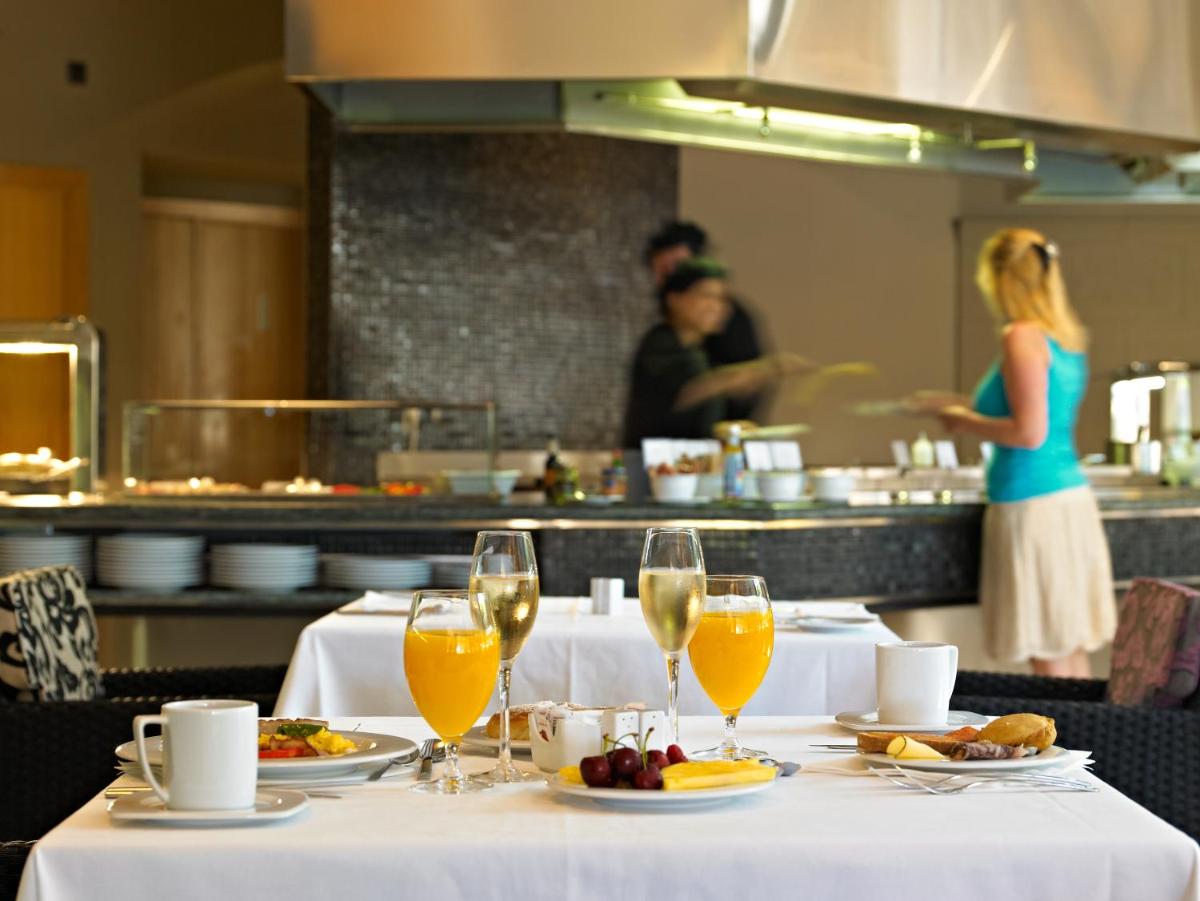 Comida en o cerca de este hotel