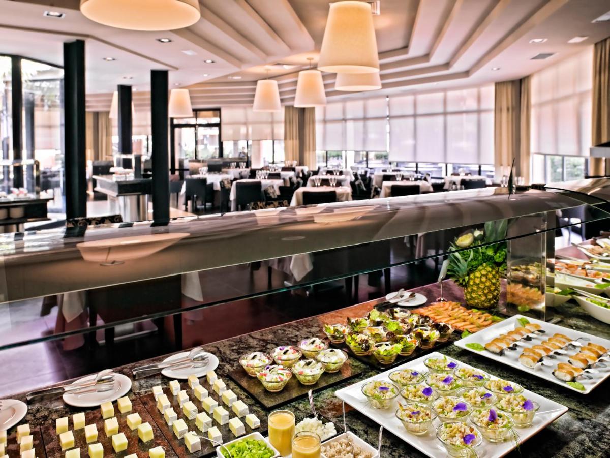 Comida en o cerca de este hotel
