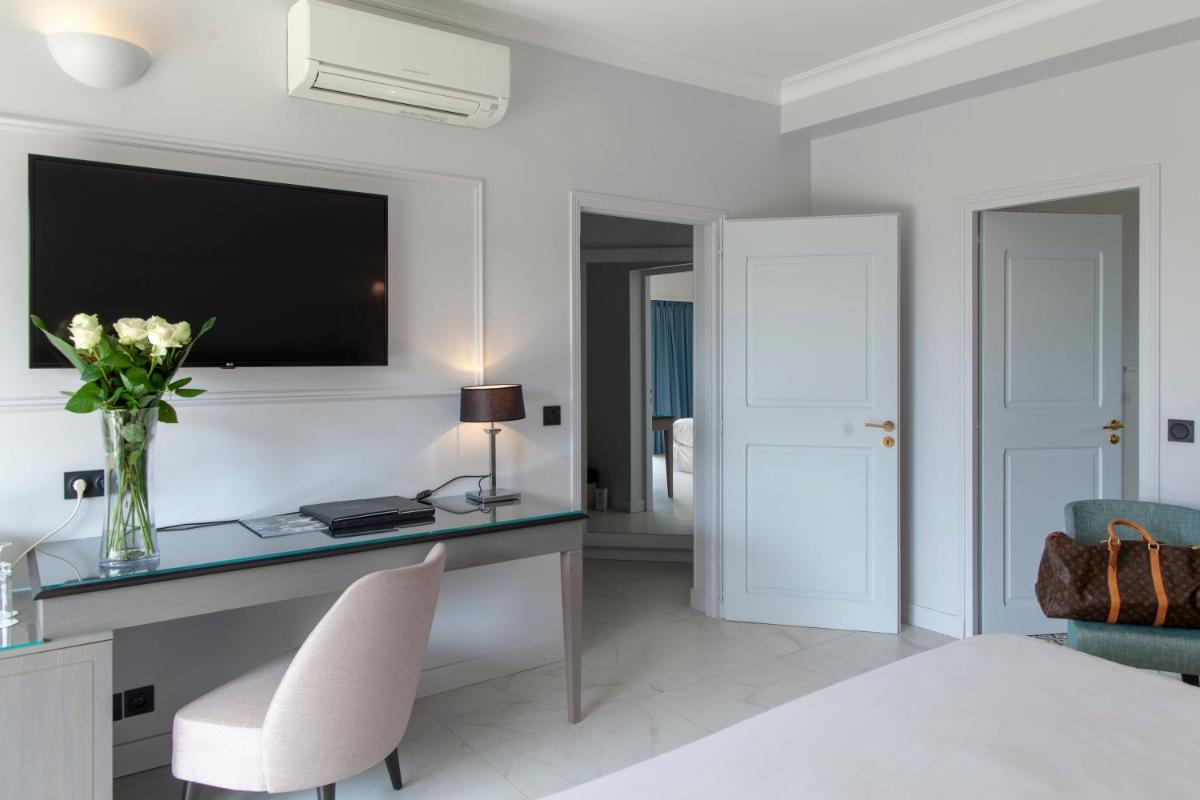 Télévision ou salle de divertissement dans l'établissement Hotel Les Bories & Spa