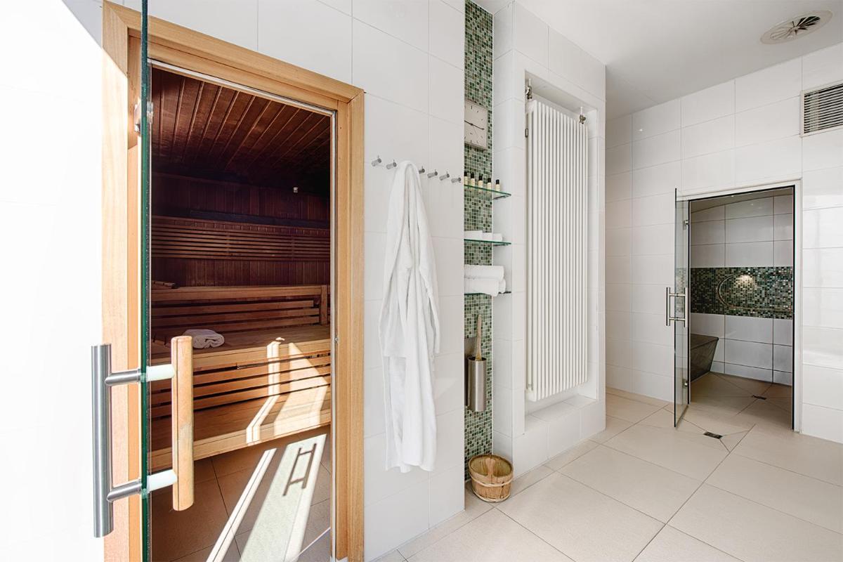 ein Badezimmer mit ebenerdiger Dusche und Glastür in der Unterkunft Privathotel Lindtner Hamburg in Hamburg ein Badezimmer mit ebenerdiger Dusche und Glastür in der Unterkunft Privathotel Lindtner Hamburg in Hamburg