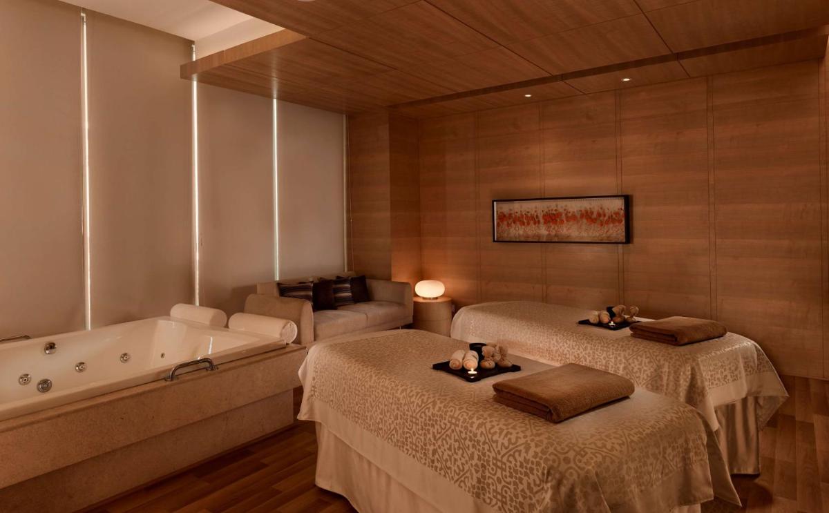a bathroom with two beds and a bath tub at Hyatt Regency Chandigarh in Chandīgarh