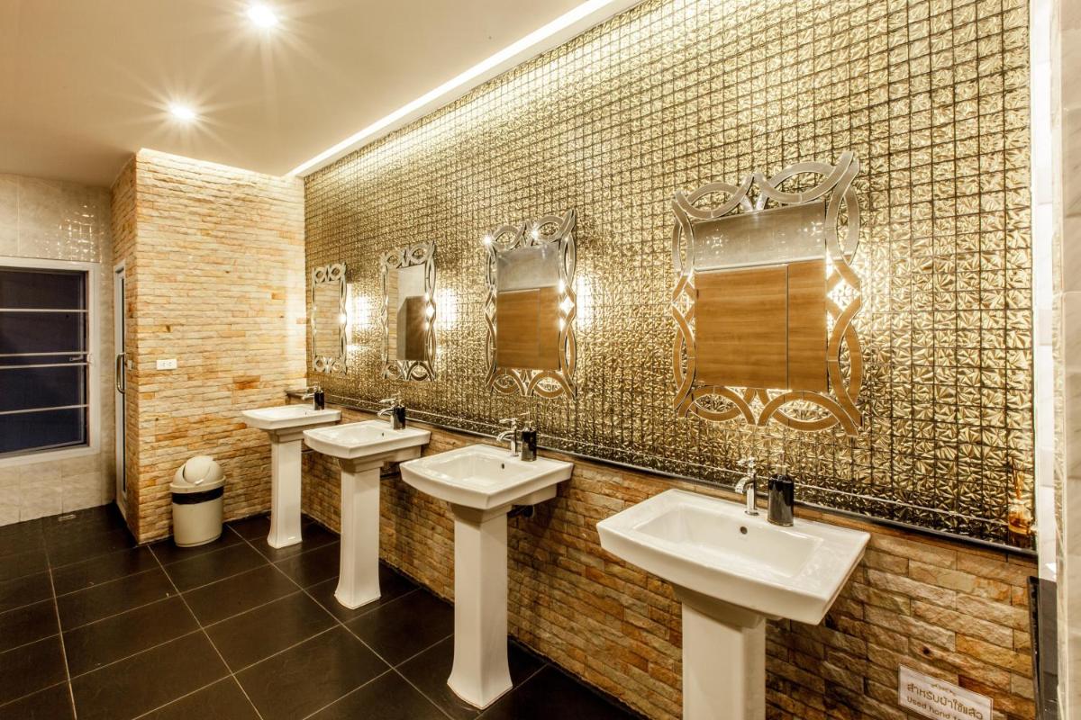 Gallery Lake View Hotel - Housity