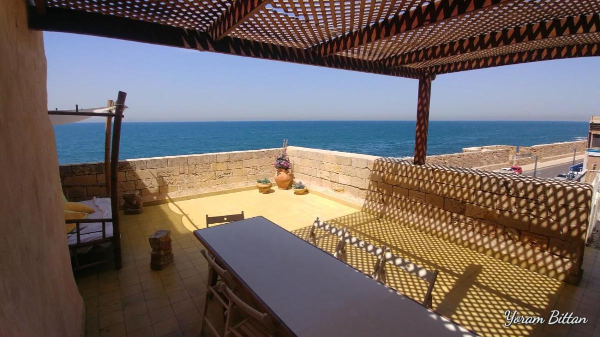 Four Hearts - Acre's Sea Side Suite - Housity