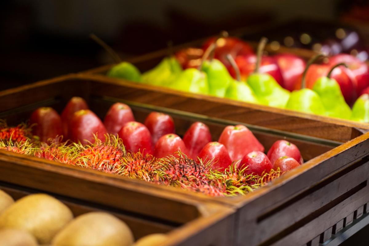 a display of apples and other fruits and vegetables at President - IHCL SeleQtions in Mumbai