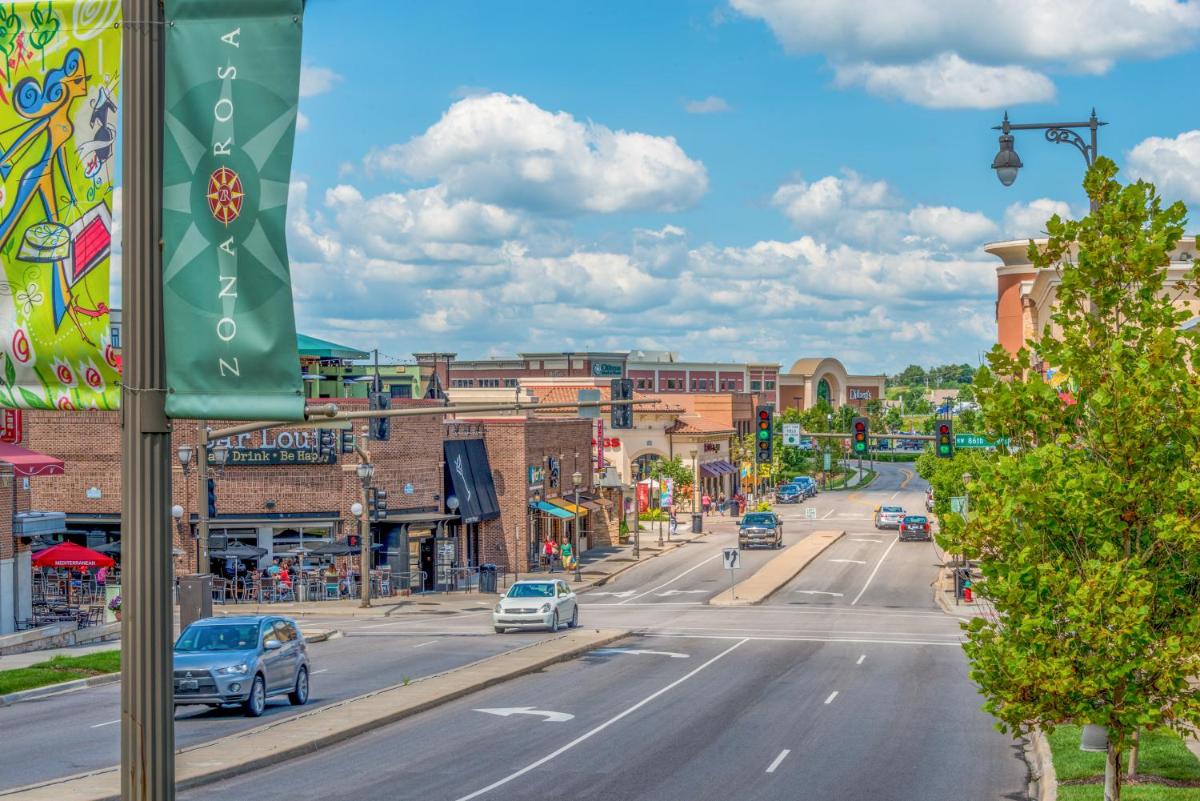 Super 8 by Wyndham Kansas City at Barry Road/Airport - Housity