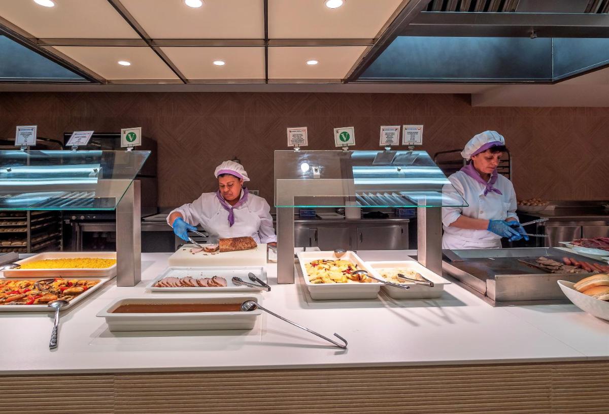 Comida en o cerca de este hotel