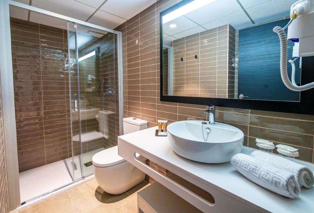 Un baño de Golden Port Salou & Spa