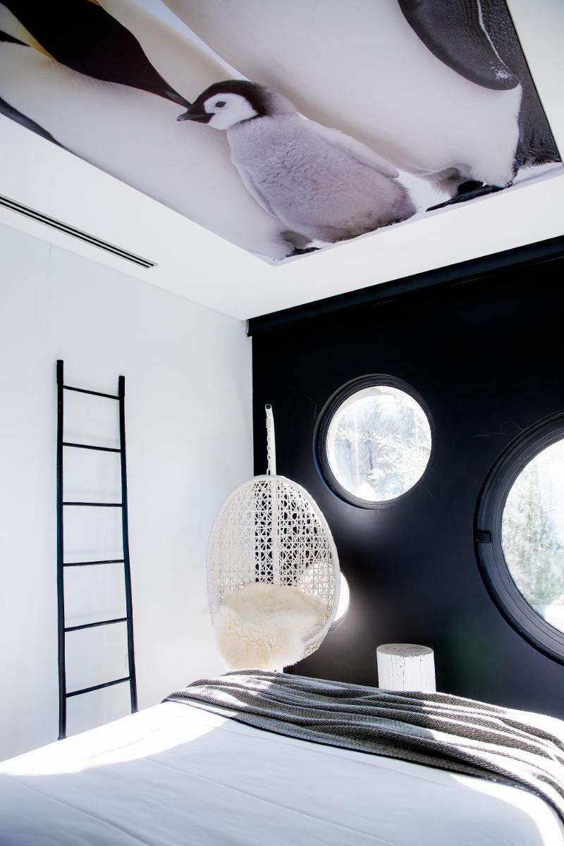 Uma cama ou camas num quarto em Cooking and Nature - Emotional Hotel